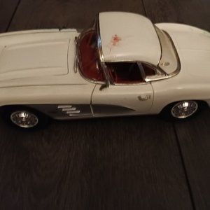 ERTL VINTAGE 1961  CORVETTE DIECAST CAR
